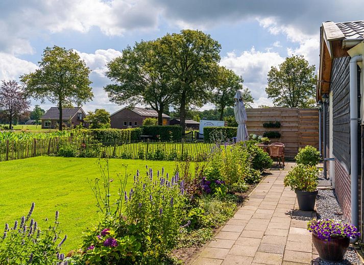 Grosser Garten am Ferienhaus Regge en Weidezicht in Marle, Salland, Overijssel mit Spielgeraeten und Picknicktischen.