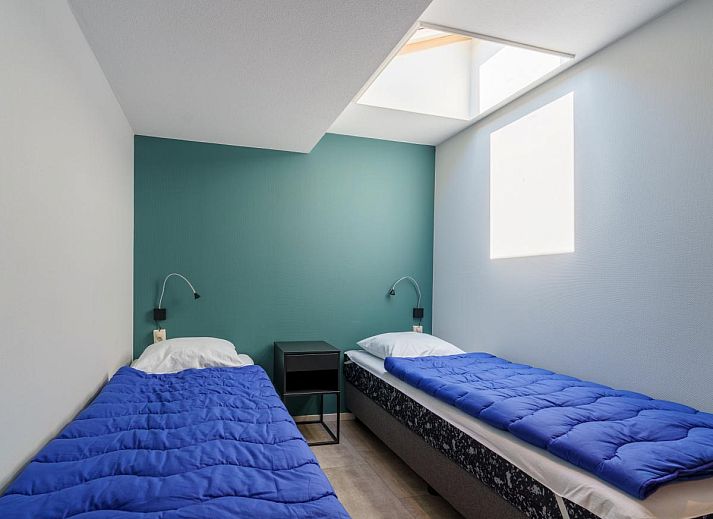 Sonnige Terrasse am Ferienhaus Regge en Weidezicht in Marle, Salland, Overijssel, umgeben von bluehenden Pflanzen.