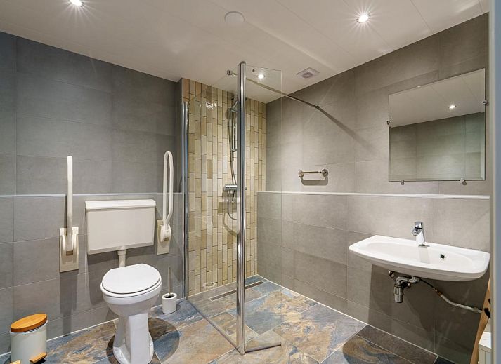 Modernes Wohnzimmer in Regge en Weidezicht Ferienhaus Marle, Salland, Overijssel mit Holzbalken und viel Licht.