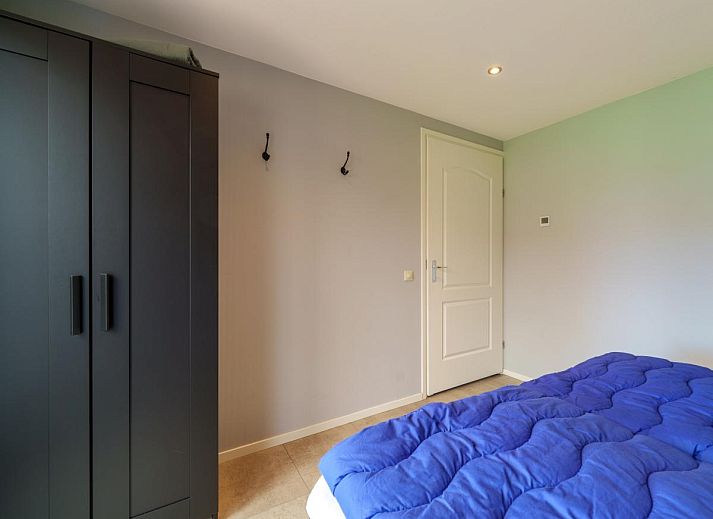 Helles Wohnzimmer mit grossen Fenstern im Ferienhaus Regge en Weidezicht in Marle, Salland, Overijssel.