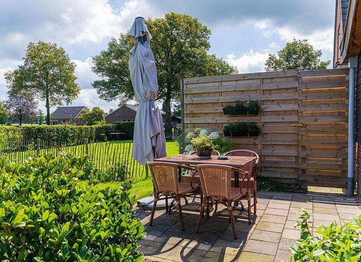 Helles Wohnzimmer mit grossen Fenstern im Ferienhaus Regge en Weidezicht in Marle, Salland, Overijssel.