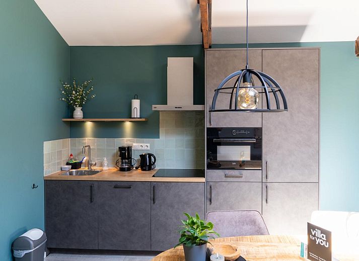 Stijlvolle binnenruimte van Weidezicht A in Marle, Overijssel met houten balken en moderne inrichting.