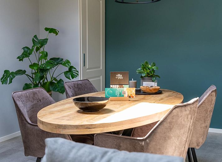 Stijlvolle binnenruimte van Weidezicht A in Marle, Overijssel met houten balken en moderne inrichting.