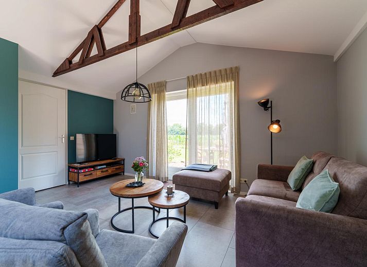 Stijlvolle binnenruimte van Weidezicht A in Marle, Overijssel met houten balken en moderne inrichting.