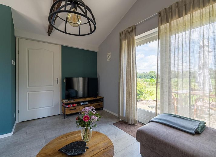 Stijlvolle binnenruimte van Weidezicht A in Marle, Overijssel met houten balken en moderne inrichting.