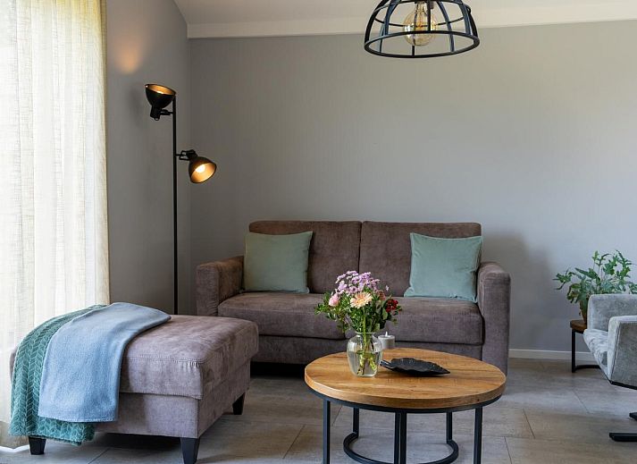 Gezellige zithoek in Weidezicht A, vakantiehuis in Marle, met comfortabele stoelen en decoratieve elementen.
