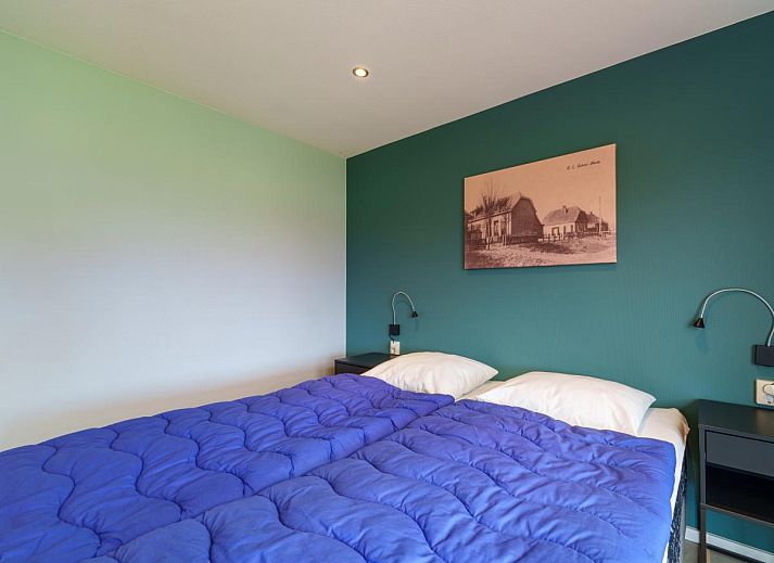 Gezellige zithoek in Weidezicht A, vakantiehuis in Marle, met comfortabele stoelen en decoratieve elementen.