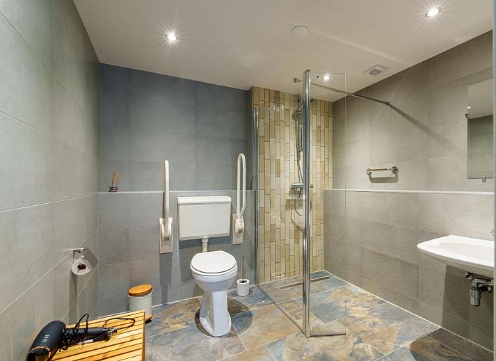 Gezellige zithoek in Weidezicht A, vakantiehuis in Marle, met comfortabele stoelen en decoratieve elementen.