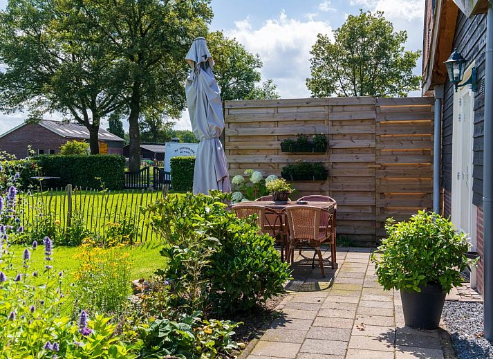 Gezellige zithoek in Weidezicht A, vakantiehuis in Marle, met comfortabele stoelen en decoratieve elementen.