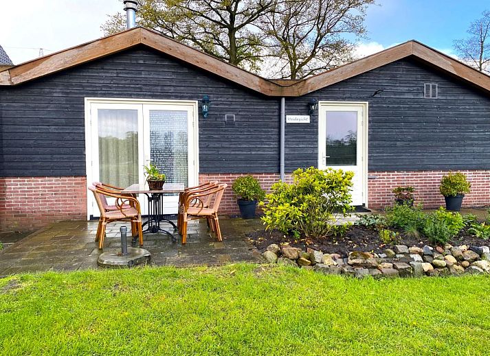 Slaapkamer in Weidezicht A, Marle, met twee eenpersoonsbedden en sfeervolle verlichting.