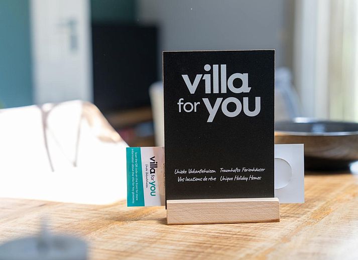 Slaapkamer in Weidezicht A, Marle, met twee eenpersoonsbedden en sfeervolle verlichting.