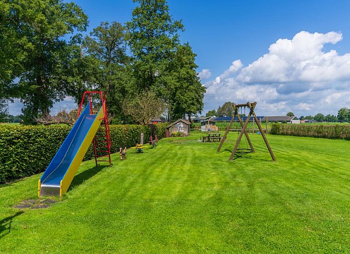 Slaapkamer in Weidezicht A, Marle, met twee eenpersoonsbedden en sfeervolle verlichting.