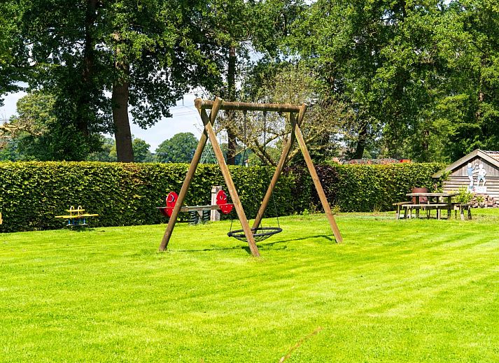 Slaapkamer in Weidezicht A, Marle, met twee eenpersoonsbedden en sfeervolle verlichting.