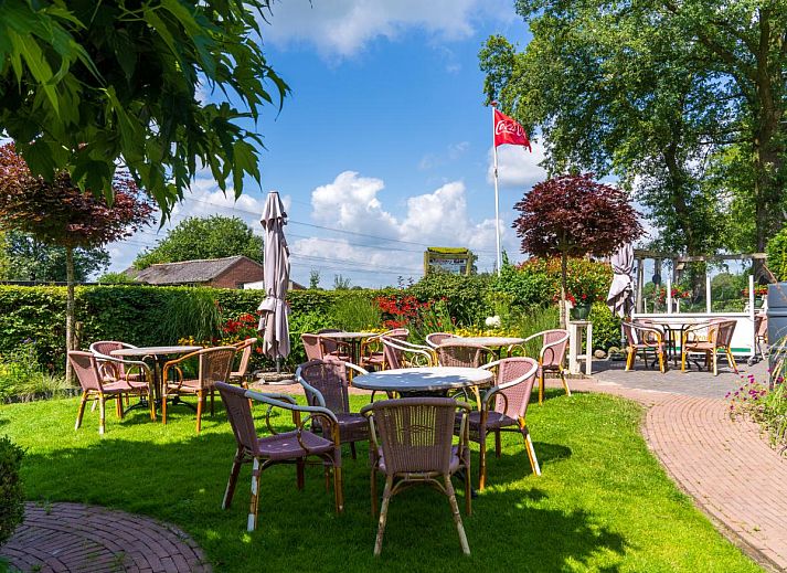 Slaapkamer in Weidezicht A, Marle, met twee eenpersoonsbedden en sfeervolle verlichting.