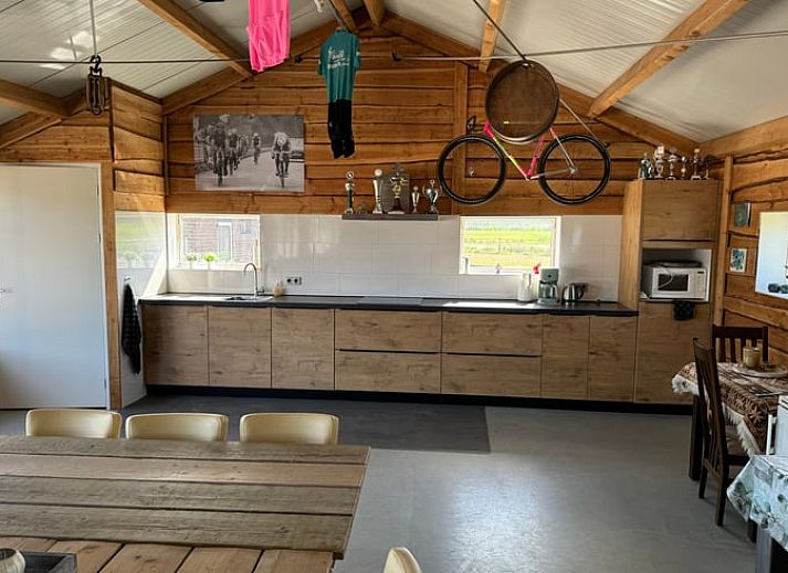 Aussenansicht von Cottage in Boskamp, Ferienhaus in Salland, Overijssel, mit moderner Architektur und grossen Fenstern.