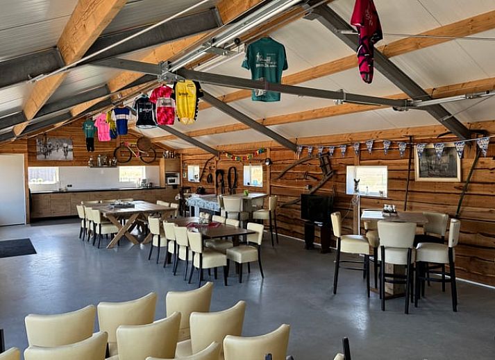 Aussenansicht von Cottage in Boskamp, Ferienhaus in Salland, Overijssel, mit moderner Architektur und grossen Fenstern.