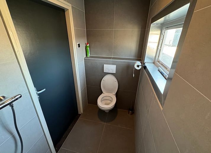 Gezellige binnenruimte van Vakantiehuisje in Boskamp, Salland, met comfortabele zithoek en rustieke inrichting.