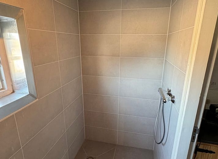 Gezellige binnenruimte van Vakantiehuisje in Boskamp, Salland, met comfortabele zithoek en rustieke inrichting.