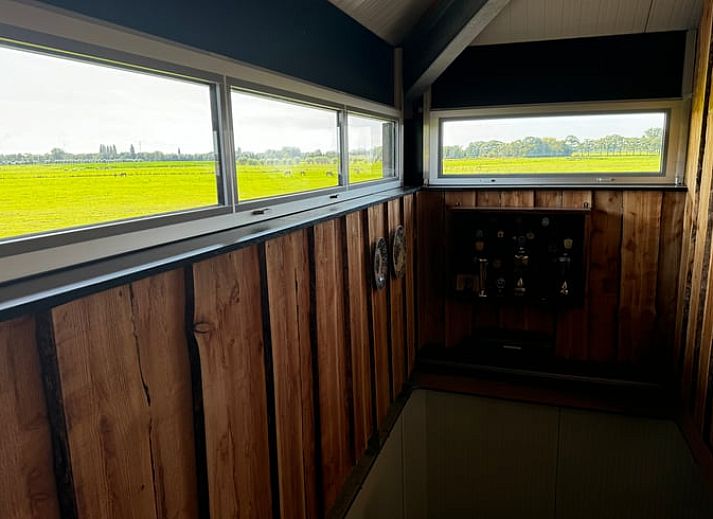 Gezellige binnenruimte van Vakantiehuisje in Boskamp, Salland, met comfortabele zithoek en rustieke inrichting.