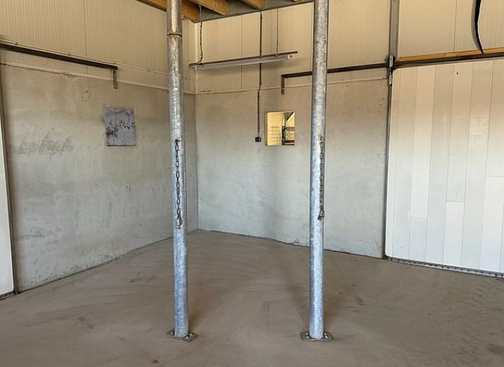 Gezellige binnenruimte van Vakantiehuisje in Boskamp, Salland, met comfortabele zithoek en rustieke inrichting.