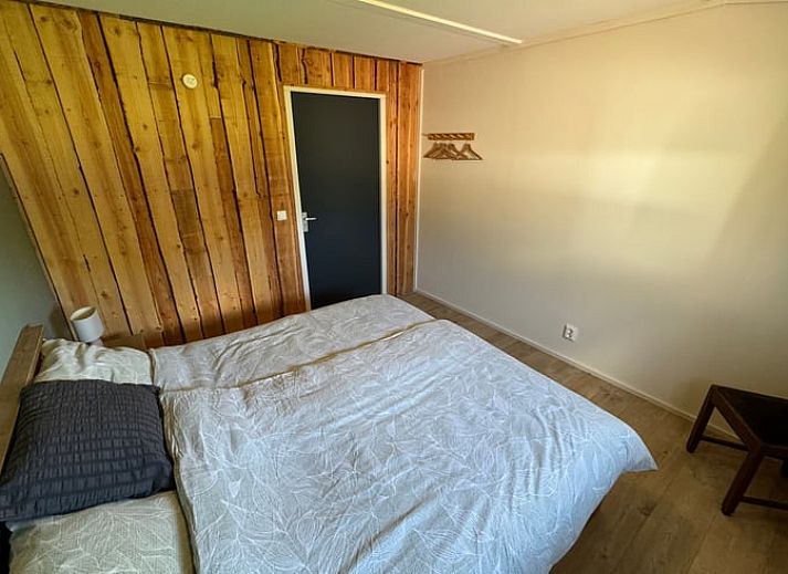 Slaapkamer in Vakantiehuisje in Boskamp, Salland, Overijssel, met houten accenten en moderne voorzieningen.