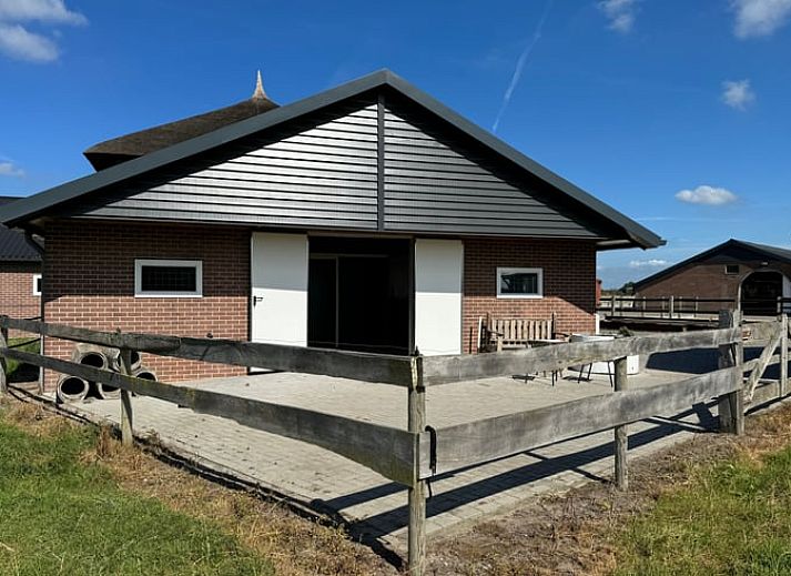 Knusse slaapkamer met tweepersoonsbed in Vakantiehuisje in Boskamp, Salland, ideaal voor een ontspannen verblijf.