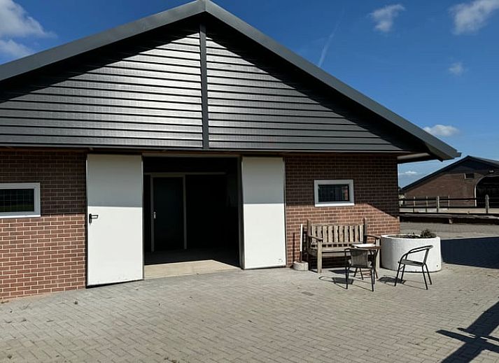 Knusse slaapkamer met tweepersoonsbed in Vakantiehuisje in Boskamp, Salland, ideaal voor een ontspannen verblijf.