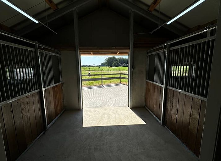 Open keuken en eetruimte in Vakantiehuisje in Boskamp, Salland, Overijssel, met moderne faciliteiten en gezellige sfeer.