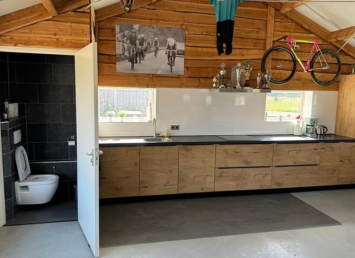 Open keuken en eetruimte in Vakantiehuisje in Boskamp, Salland, Overijssel, met moderne faciliteiten en gezellige sfeer.