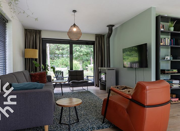 Vlinders op bloemen in de tuin van vakantiehuis OV224 in Ommen, Vechtstreek, Overijssel.