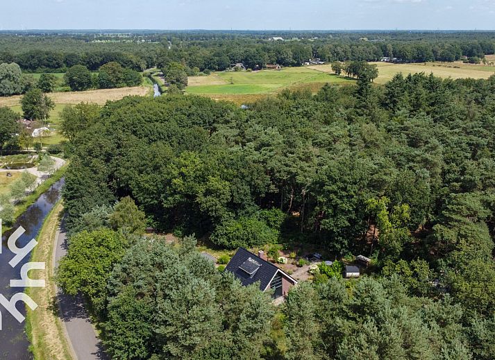 Hottub bij vakantiehuis OV224 in Ommen, Vechtstreek, Overijssel omgeven door natuur.