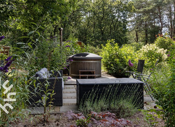 Moderne keuken en eetruimte in vakantiehuis OV224 in Ommen, Vechtstreek, Overijssel.