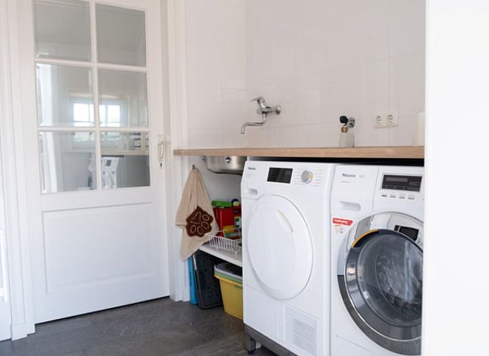 Modernes Badezimmer im Ferienhaus in Ommen, Vechtstreek, Overijssel.