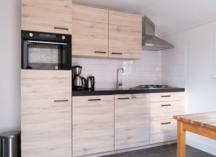 Gemuetliche Kueche im Ferienhaus in Ommen, ideal zum Kochen in der Vechtgegend.