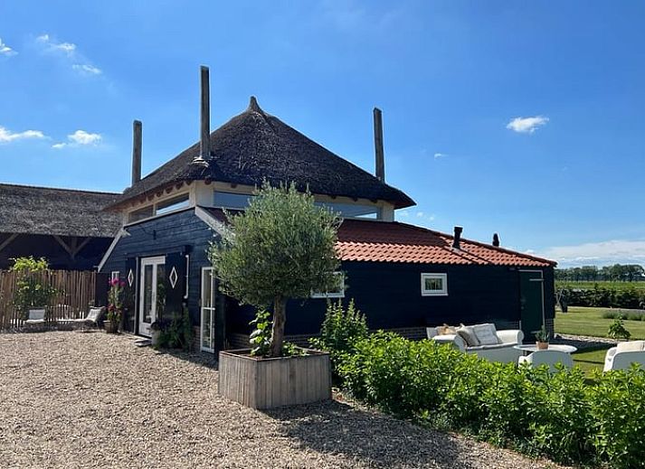 Charmant vakantiehuis in Ommen met rieten dak, gelegen in de groene Vechtstreek, Overijssel, omringd door natuur en rust.