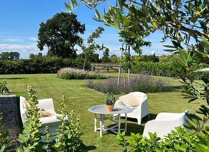 Charmant vakantiehuis in Ommen met rieten dak, gelegen in de groene Vechtstreek, Overijssel, omringd door natuur en rust.