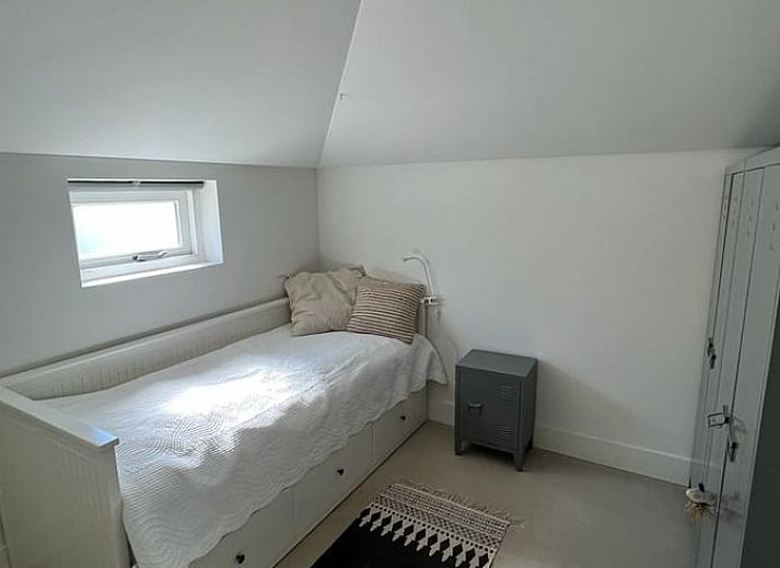 Gezellige woonkamer in Vakantiehuis in Ommen, Vechtstreek, Overijssel met modern interieur en uitzicht op de tuin.