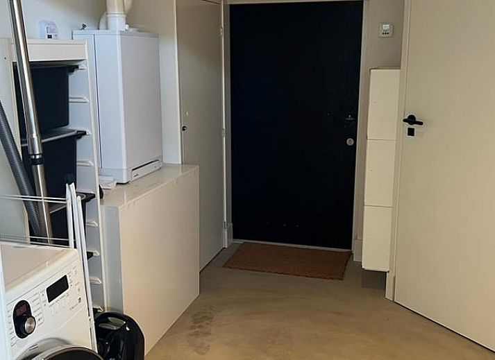 Gezellige woonkamer in Vakantiehuis in Ommen, Vechtstreek, Overijssel met modern interieur en uitzicht op de tuin.