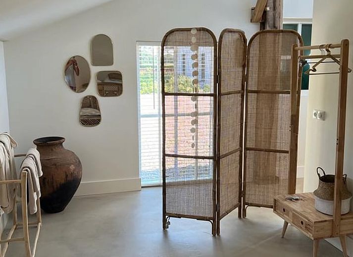 Gezellige woonkamer in Vakantiehuis in Ommen, Vechtstreek, Overijssel met modern interieur en uitzicht op de tuin.