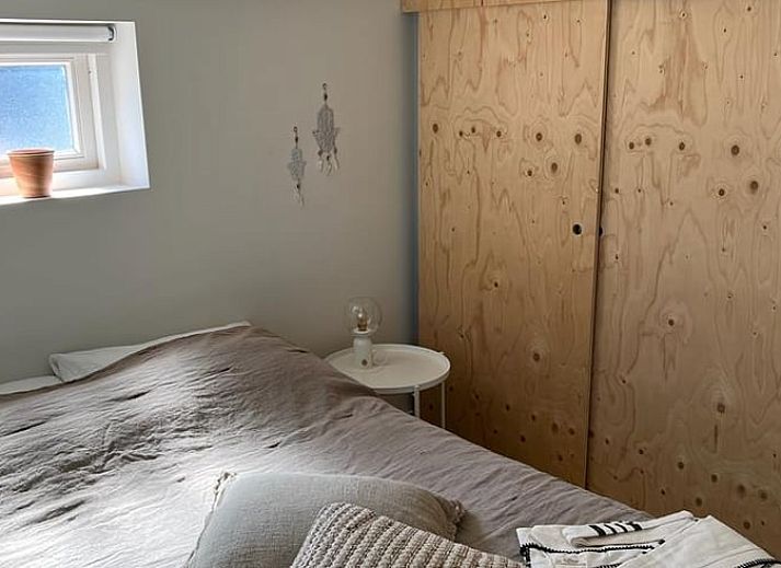 Gezellige woonkamer in Vakantiehuis in Ommen, Vechtstreek, Overijssel met modern interieur en uitzicht op de tuin.