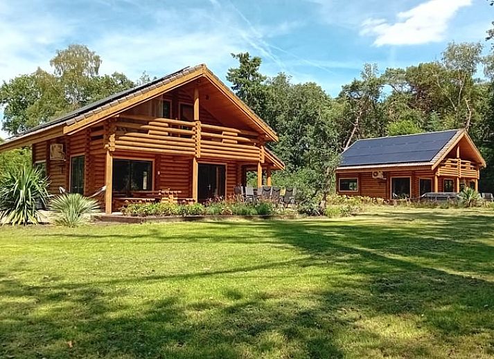 Vakantiehuis in Ommen, een houten vakantiewoning in de Vechtstreek van Overijssel, omringd door groene natuur.