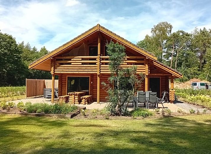 Vakantiehuis in Ommen, een houten vakantiewoning in de Vechtstreek van Overijssel, omringd door groene natuur.