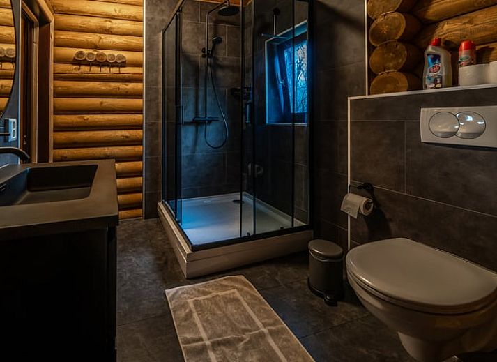 Groot terras bij Vakantiehuis in Ommen, ideaal voor buitenactiviteiten in de Vechtstreek, Overijssel.