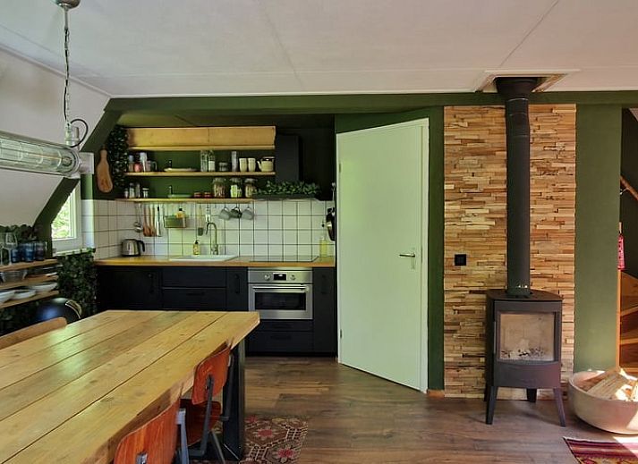 Cottage in Ommen, cottage in Ommen, Vecht region, Overijssel, surrounded by green nature and a sunny veranda.