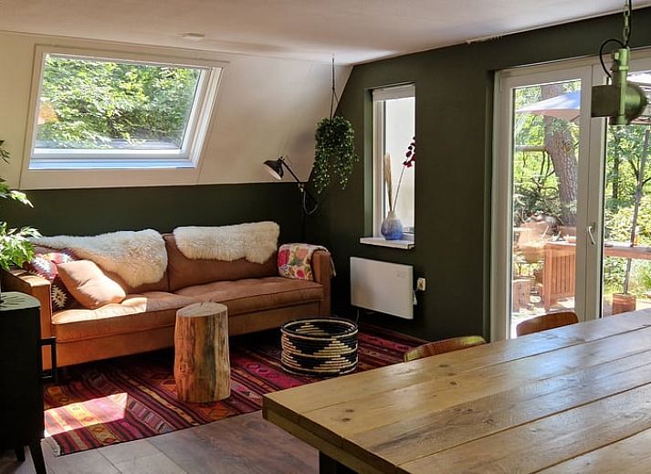 Terrace of Cottage in Ommen, vacation home in Ommen, Vecht region, with comfortable seating area and green surroundings.