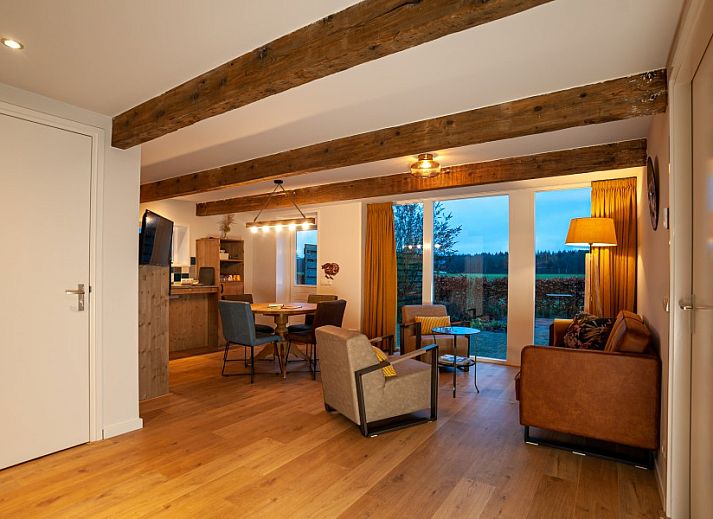 De Bosuil vakantiehuis in Punthorst, Overijssel, met bloeiende tuin en schommel in landelijke omgeving.