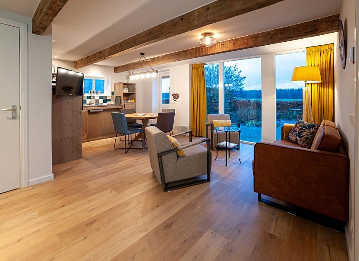 Terras van De Bosuil in Punthorst, Vechtstreek, met kleurrijke bloemen en comfortabele zitgelegenheid.