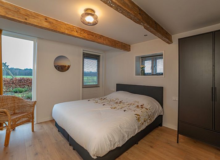 Terras van De Bosuil in Punthorst, Vechtstreek, met kleurrijke bloemen en comfortabele zitgelegenheid.