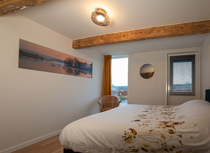 Terras van De Bosuil in Punthorst, Vechtstreek, met kleurrijke bloemen en comfortabele zitgelegenheid.