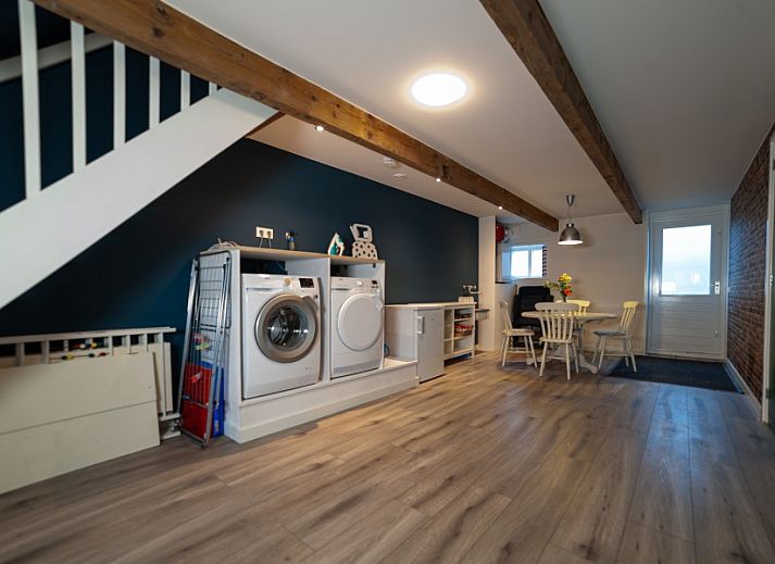 Natuurrijke omgeving van De Bosuil vakantiehuis in Punthorst, Overijssel, met bloementuin en wandelpaden.